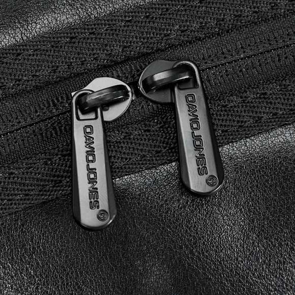 Elegant Black Duffel Bag for Men - Picture 7 of 7